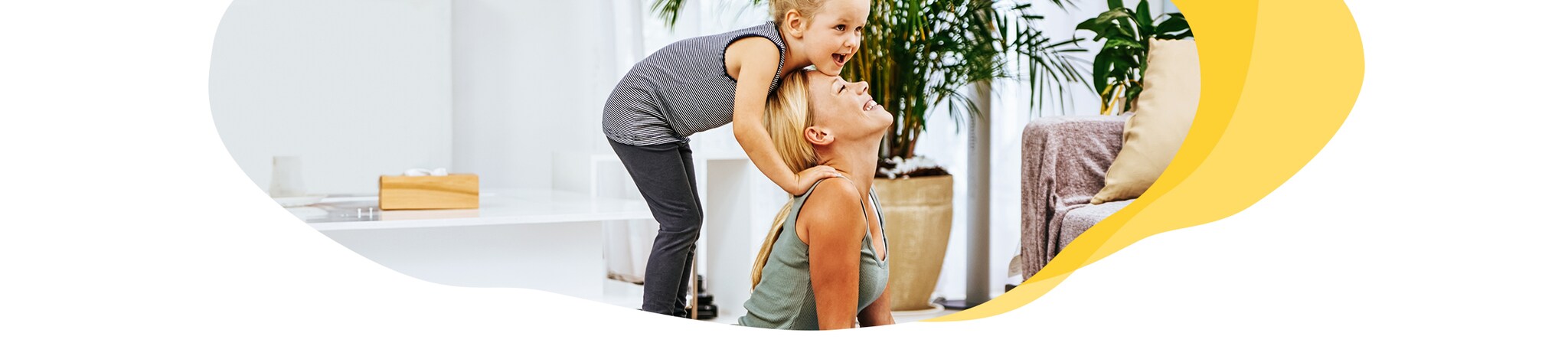 Mutter und Kind machen Sport zuhause