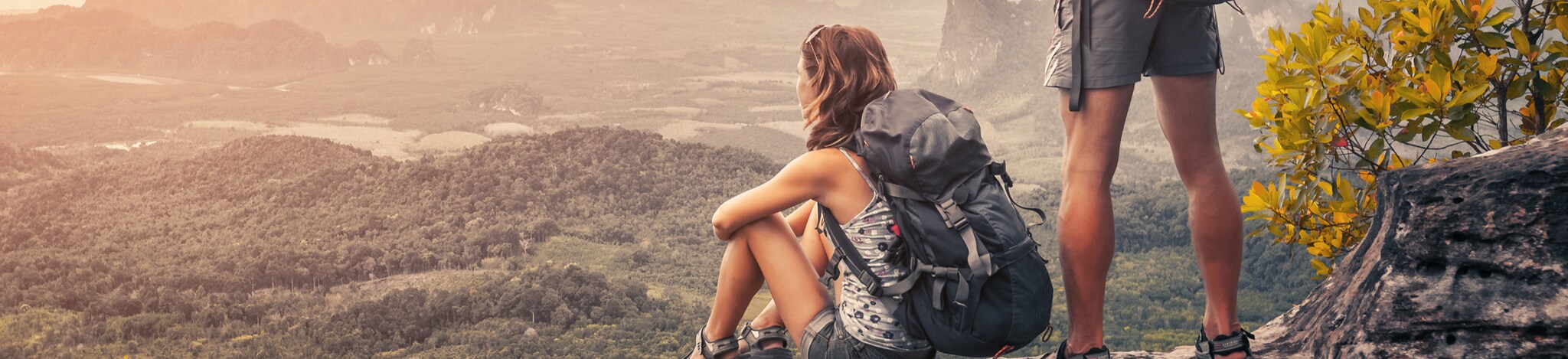 Zwei Wanderer genießen die Aussicht